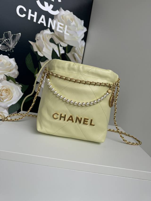 3980 Chanel 23春夏新款 Mini 22Bag珍珠款的皮质是亮面皱纹牛皮，有点油蜡皮的感觉，五金logo也是带有菱格纹 等比缩小的22Bag比大尺寸