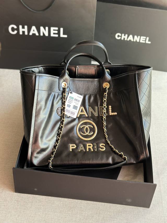 Chanel2020年最新品购物袋 ．经典牛皮系列大型购物袋，设计简单，容量超大，一直以来都是受到香粉喜爱，最新款带有香味腊牛皮出货，又会掀起一股热潮，五金 L