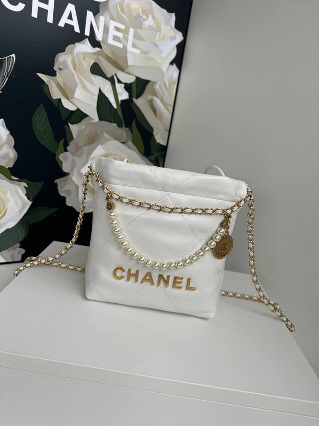 3980 Chanel 23春夏新款 Mini 22Bag珍珠款的皮质是亮面皱纹牛皮，有点油蜡皮的感觉，五金logo也是带有菱格纹 等比缩小的22Bag比大尺寸