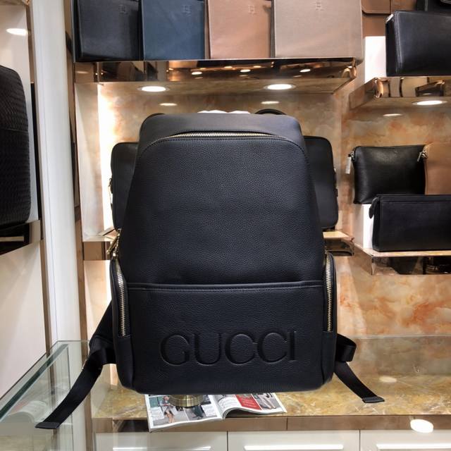 Gucci-古奇最新款男士双肩背包原单品质 采用进口黑色荔枝纹小牛皮制作 皮质柔软 手感超赞 高贵五金 彰显不凡的个性设计 商务人士与潮流达人皆适用的款式 高端