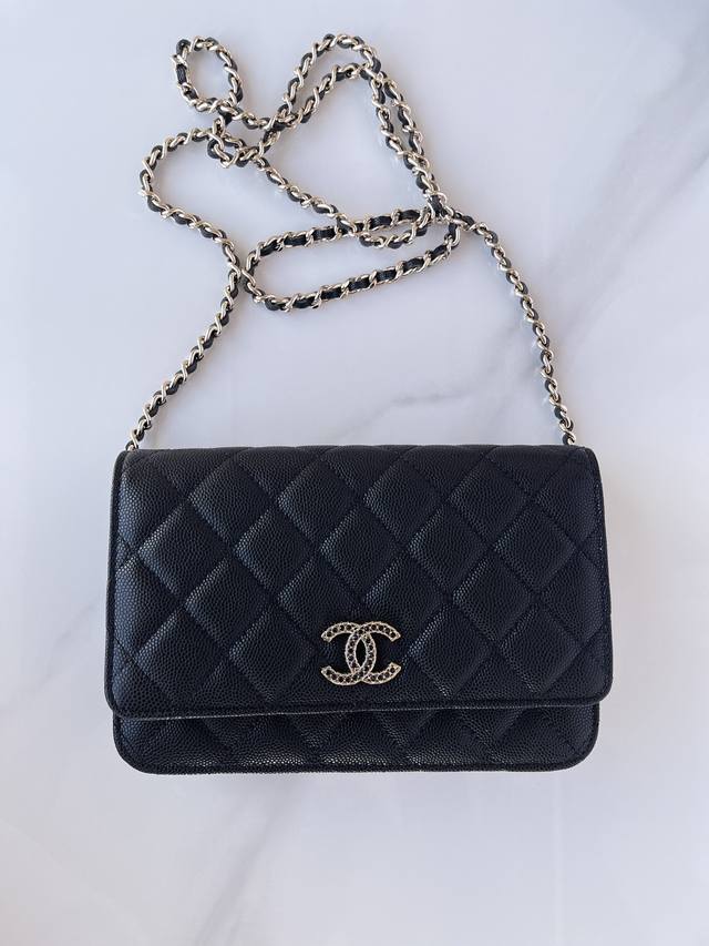 正品级 品牌:Chanel型号:3395黑色简介:原单质量，经典之作，华丽与气质的前沿，是你意想不到的尊贵。皮种:原单进口球纹牛皮，里配原版布。五金:原版五金配