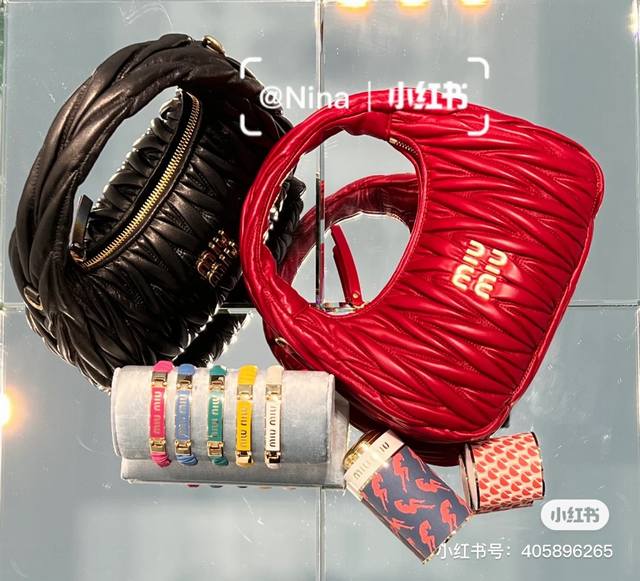5Bc ：Miumiu新品miuwander手袋，采用进口小羊皮经典品牌标志性matelasse纹理绣花，复古磨砂五金，利用圆孤的曲线，保留了应有的俏皮感，包型