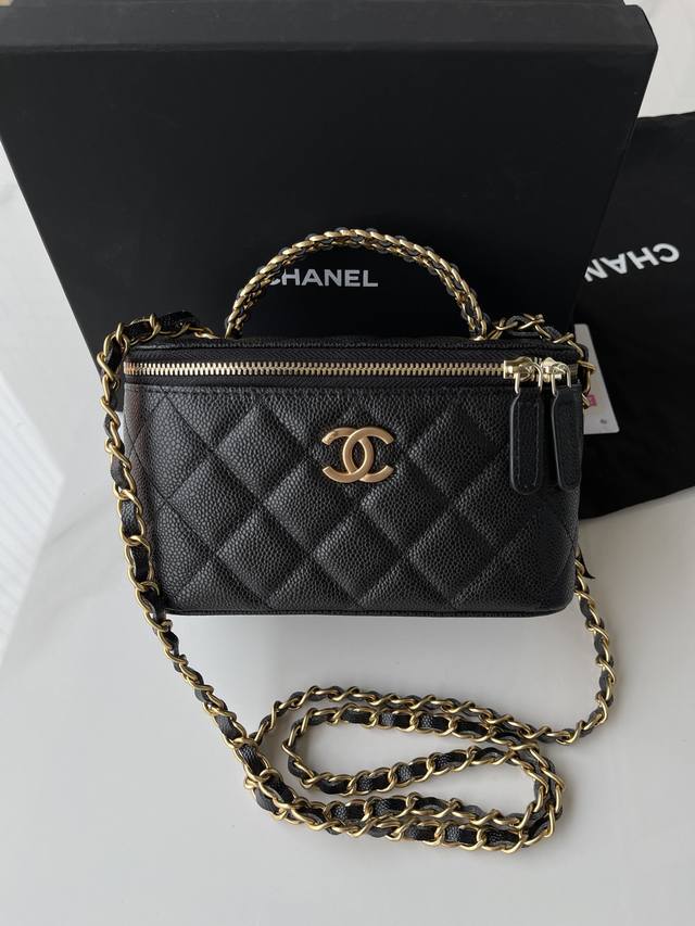正品级 品牌:Chanel型号:2805简介:原单质量，经典之作，华丽与气质的前沿，是你意想不到的尊贵。皮种:原单进口球纹皮，里配原版布。五金:原版五金配制尺寸