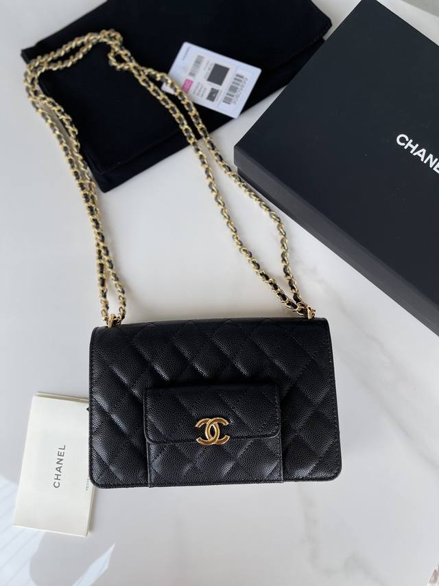正品级 品牌:Chanel型号:A 9黑色简介:原单质量，经典之作，华丽与气质的前沿，是你意想不到的尊贵。皮种:原单进口球纹牛皮，里配原版布。五金:原版五金配制