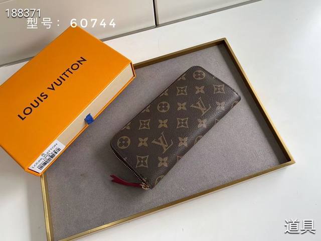 原版lv Clemence 钱夹钱包小巧紧凑但容量充盈，由精致耐用的monogram帆布材质制成。亮色内衬与皮革拉链，尽显女性俏皮魅力。型号：60744 607