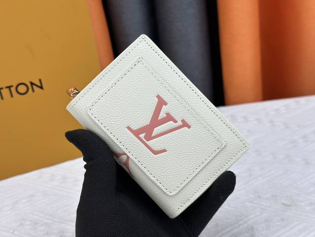 Lv顶级复刻 M80152這款cléa錢包以monogram Empreinte柔軟粒面牛皮製成，綴以路易威登標誌性的monogram壓花圖案，設計時尚，精緻小