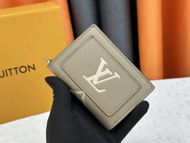 Lv顶级复刻 M80152這款cléa錢包以monogram Empreinte柔軟粒面牛皮製成，綴以路易威登標誌性的monogram壓花圖案，設計時尚，精緻小