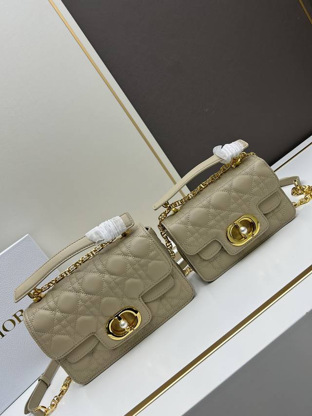 大号 小号 Dior Jolie 手提包 牛皮革藤格纹 编号: 小9861#。大9862# 这款 Dior Jolie 手提包是2024春夏成衣系列新品，兼具优