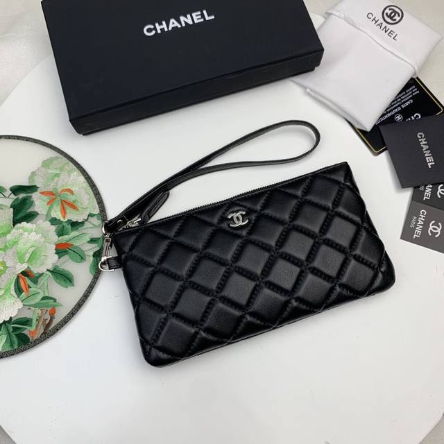 Chanel香奈儿专柜新款羊皮随身包专柜款式 做工无可挑剔 坚持高品质 型号9889尺寸21X10.5X2。
