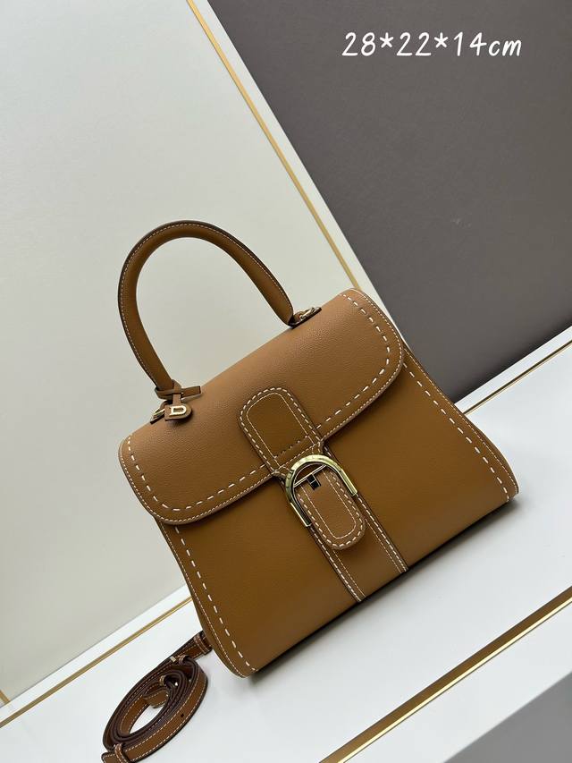 Delvaux2024春夏外缝线系列 诞生于1958年的经典款型是delvaux之家的象征。以rodéocalf粒纹小牛皮打造的brillantpm包袋因简洁的