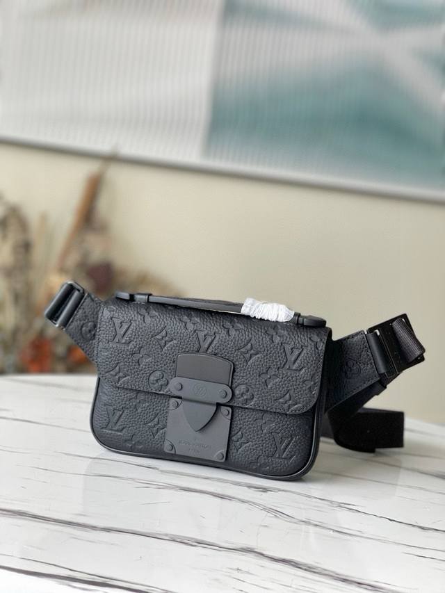 头层皮 顶级原单 M58487 此新款 S Lock Sling 手袋由 Monogram 压纹黑色 Taurillon 皮革制成，优雅现代。创意磁吸锁扣以传统