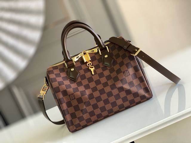 顶级原单n41368 Speedy 25 手袋 配肩带 以标志性 Damier Ebène 帆布制成的 Speedy 25 手袋尽显经典的路易威登迷人魅力。 该