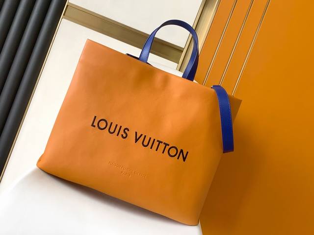 顶级原单m24457 顶级原单 本款 Shopper 中号手袋自路易威登购物袋汲取灵感，于柔软牛皮革抒写 Louis Vuitton 和 Maison Fond