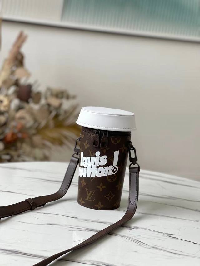 顶级原单 M80812 咖啡杯 白色 2021-22 秋冬 Everyday 胶囊系列揭秘 Coffee Cup 手袋的视觉陷阱，展现 Virgil Abloh