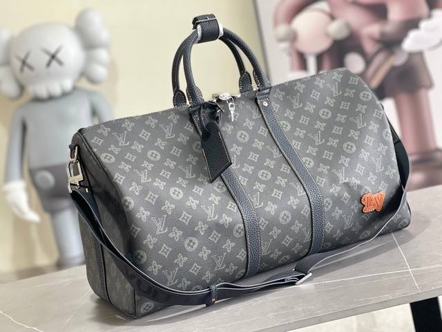 顶级原单 M46334 本款 Keepall Bandoulière 50 旅行袋为 Monogram Shadow 皮革铺陈全幅 Monogram 压纹，搭配