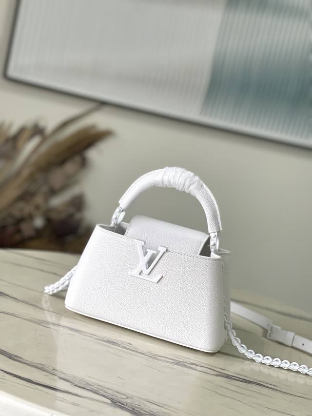 特级精品原厂皮 M23956 白色mini 本款capucines Mini手袋选用华美牛皮革和光金属件传递摩叠态度，以新横向构型汇聚同系列经典元素。可调节编织