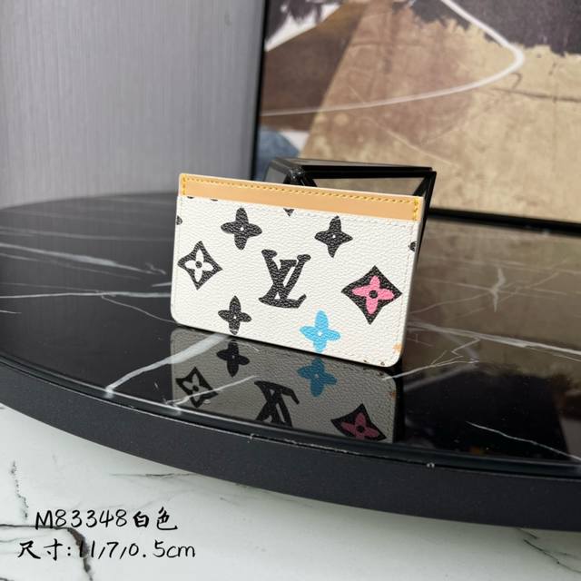 顶级原单 M83348白色 本款卡夹出自路易威登与 Tyler 合作系列，可在收纳信用卡、名片和交通卡的同时置于多数口袋。艺术家于 Monogram Cragg