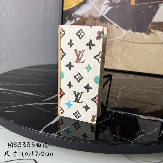顶级原单 M83335白色 本款 Brazza 钱夹取材 Monogram Craggy 帆布，以手绘笔触和糖果般的缤纷色彩赋予 Monogram 图案盎然意趣