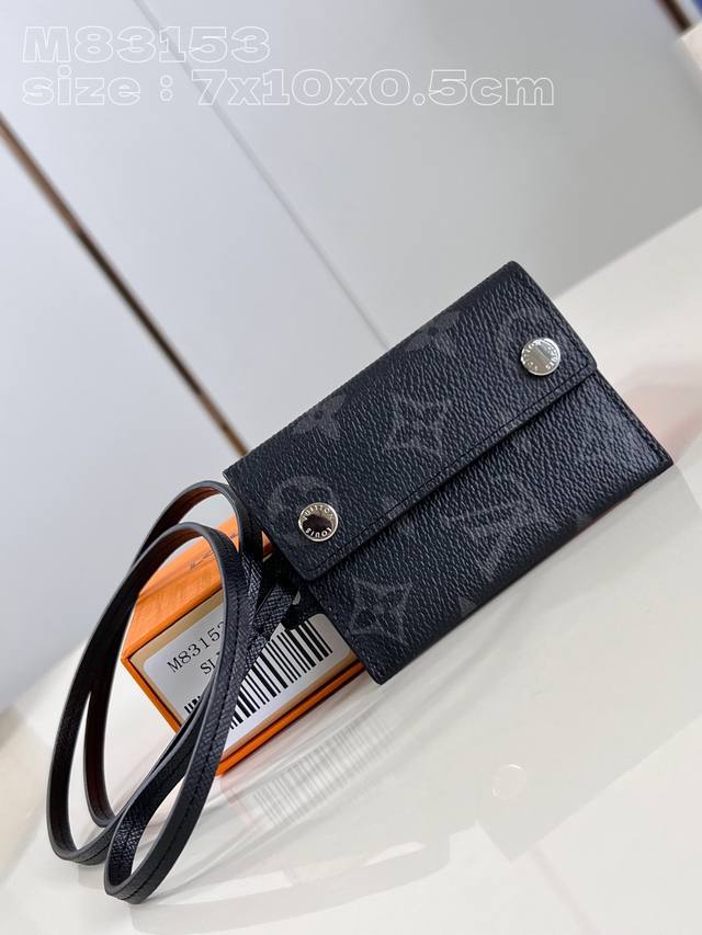 出厂价 顶级原单 M83153黑花 本款 Necklace 卡夹糅合 Taga 牛皮革和 Monogram 帆布，以夏日新色展露 2024 的潮流风尚。紧凑构型