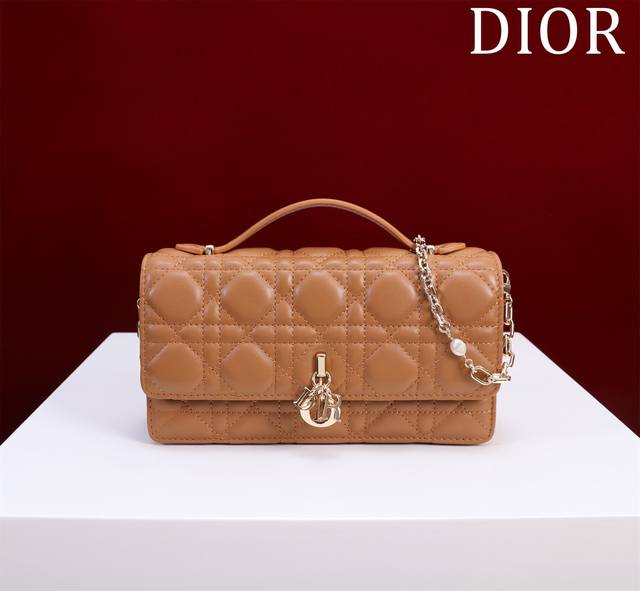 特惠 Lady Dior 珍珠手拿斜挎包 型号：098014#羊皮 Size：21*11.5*4.5Cm