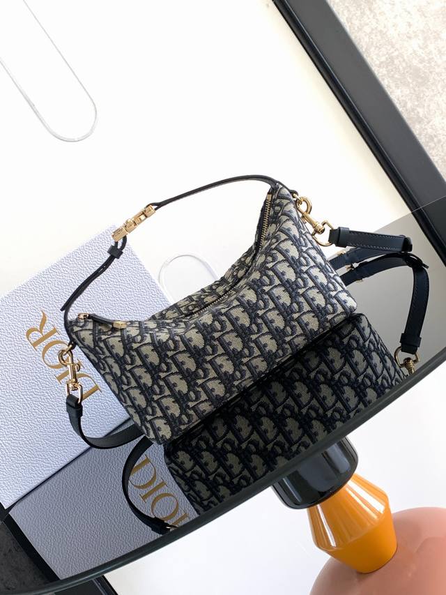 特惠 这款 Diortravel Nomad 手拿包融合多种元素，是一款时尚单品。采用蓝色 Oblique 印花面料精心制作，空间宽敞，造型灵活，可收纳各种日常