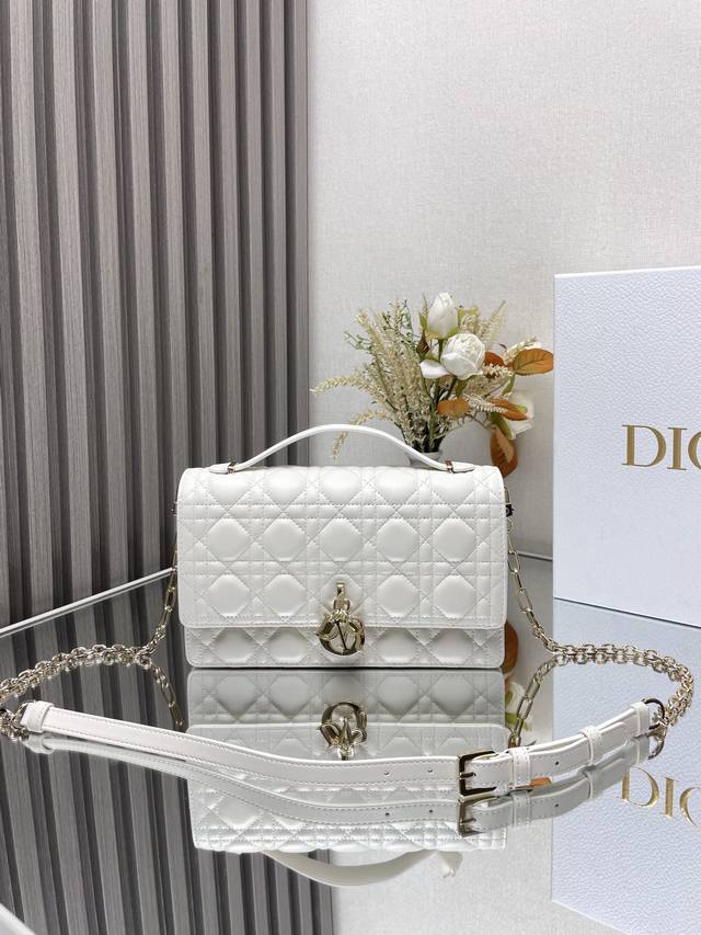批 Miss Dior 手提包型号:0810白色小羊皮 这款 Miss Dior 手提包是二零二四早春系列的新品，优雅实用。采用黑色羊皮革精心制作，饰以藤格纹缉