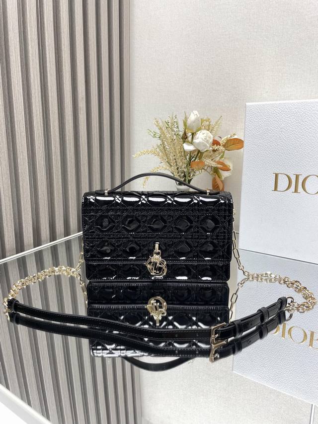 批 Miss Dior 手提包型号:0810黑色漆皮 这款 Miss Dior 手提包是二零二四早春系列的新品，优雅实用。采用黑色羊皮革精心制作，饰以藤格纹缉面