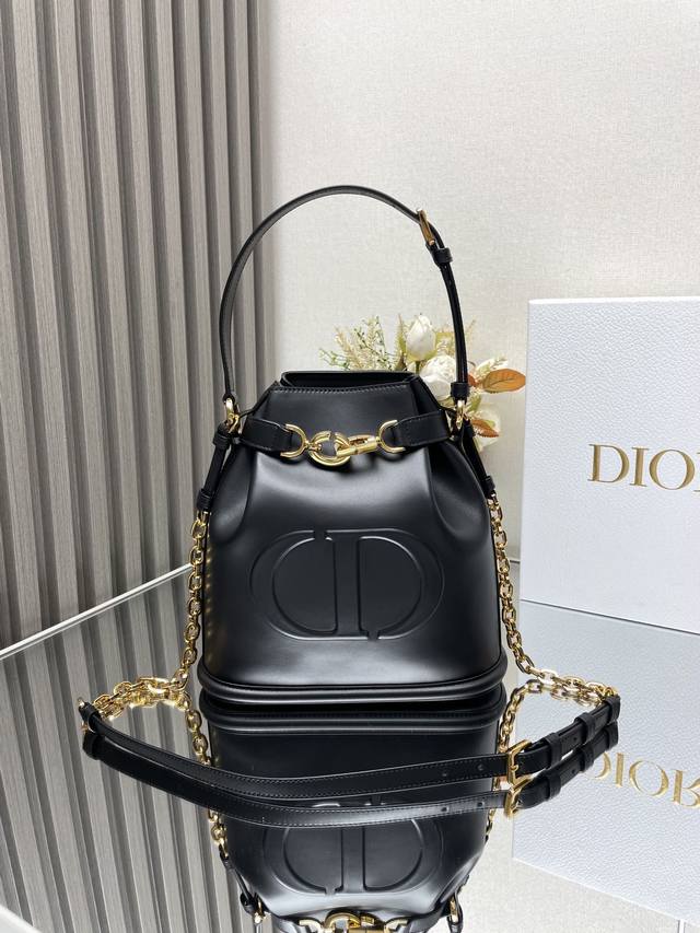 批 C’Est Dior 大号手袋 黑色 这款 C‘Est Dior 手袋是二零二三秋季新品，优雅而经典。采用黑色牛皮革精心制作，正面饰以 Cd 压花标志，彰显