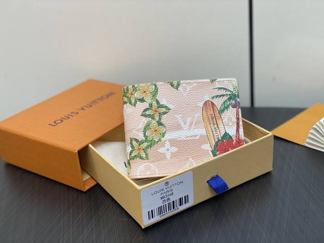 出厂价 顶级原单 M83468杏色印花 短款西装夹钱包系列 Slender钱包 以Monogram Surfin’帆布製成，印有岩石及色彩明麗的衝浪板和熱帶花卉