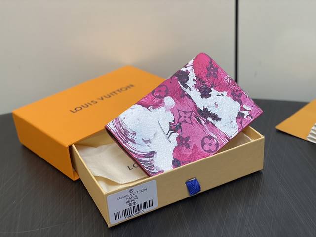 出厂价 顶级原单 M83479紫色印花 护照夹钱包系列 护照夹套 這款護照封套 以Monogram Surfin’塗層帆布製成，並飾以熱帶風格印花，為旅途增添時