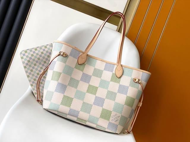 变码芯片 N40668绿格 顶级原单 本款 Neverfull 中号手袋为 Damier Giant 帆布渲染粉彩色调，以相同材质塑造内部的可拆卸拉链零钱袋。放