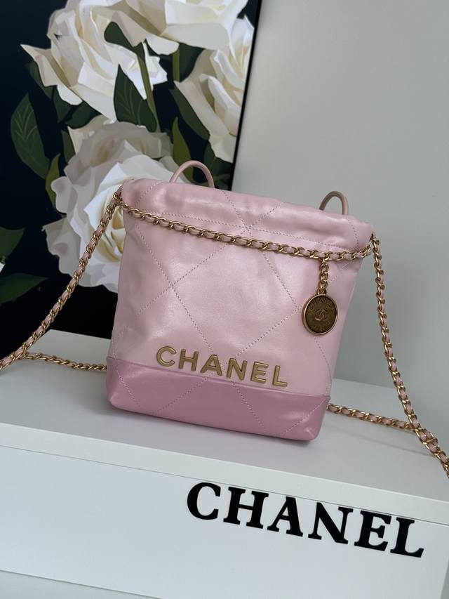 3980 Chanel 23春夏新款 mini 22bag珍珠款的皮质是亮面皱纹牛皮，有点油蜡皮的感觉，五金logo也是带有菱格纹 等比缩小的22bag比大尺寸