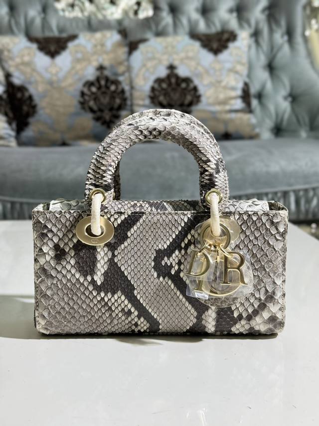 Lady Dior 进口蟒蛇皮，搭配金色五金 搭配一条可拆卸的链条肩带和一条可调节、可手提或斜挎，是日常造型的理想之选。 尺寸22cmX13cmX4cm