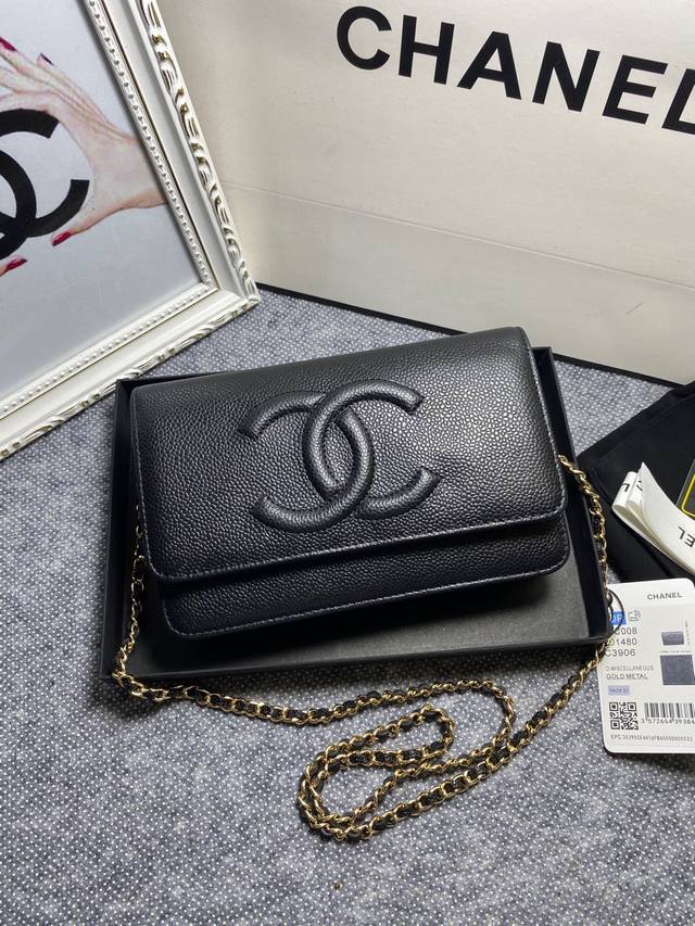 Chanel 008双C原版球纹WOC小包，时尚大气的双C让你更有自信，银色长链可收藏于包内，可作为手包使用。包内有卡位，拉链位，零钱位，小巧实用！可以单肩可以