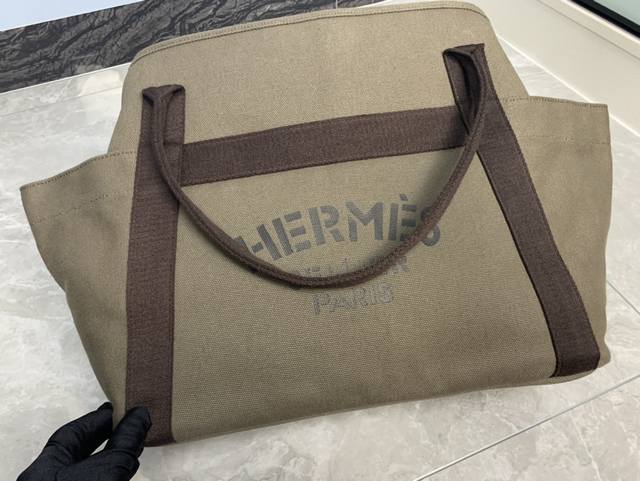 大包专选 旅行包 内胆可以拆出来的，轻巧 方便Hermes 简单轻盈的布包功能性却超强，正反面左右都有单独的口袋可放小物品，无论是日常出勤还是旅游度假都没问题，