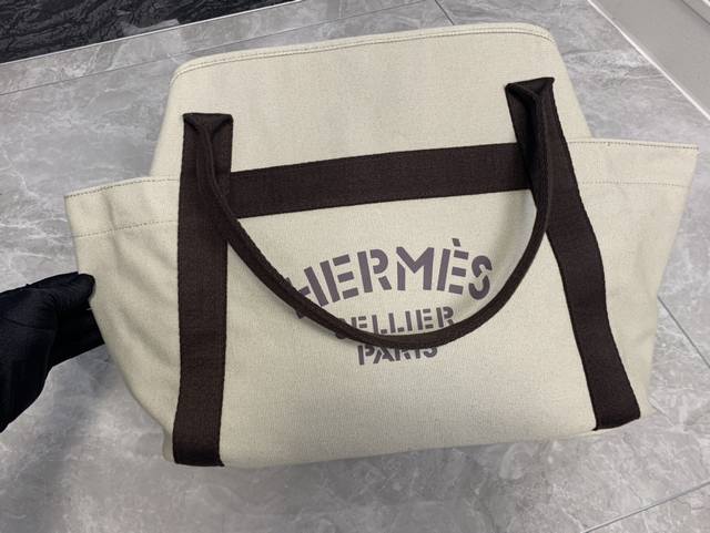 大包专选 旅行包 内胆可以拆出来的，轻巧 方便Hermes 简单轻盈的布包功能性却超强，正反面左右都有单独的口袋可放小物品，无论是日常出勤还是旅游度假都没问题，