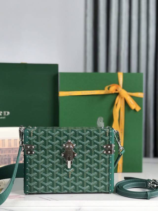 正品级 #goyard#新款 cassette 盒子包 Cassette的设计坚固，紧凑，轻便，其闭合系统点缀着一个全新的搭扣，灵感来自我们的复古行李箱，确保行