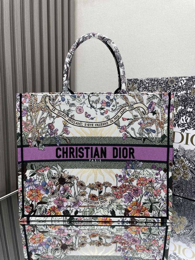 正品级 ，高版本 新款夏季花大号 Dior book tote 购物袋 这款Book Tote手袋灵感来自女装创意总监玛丽亚 嘉茜娅 蔻丽 Maria Graz
