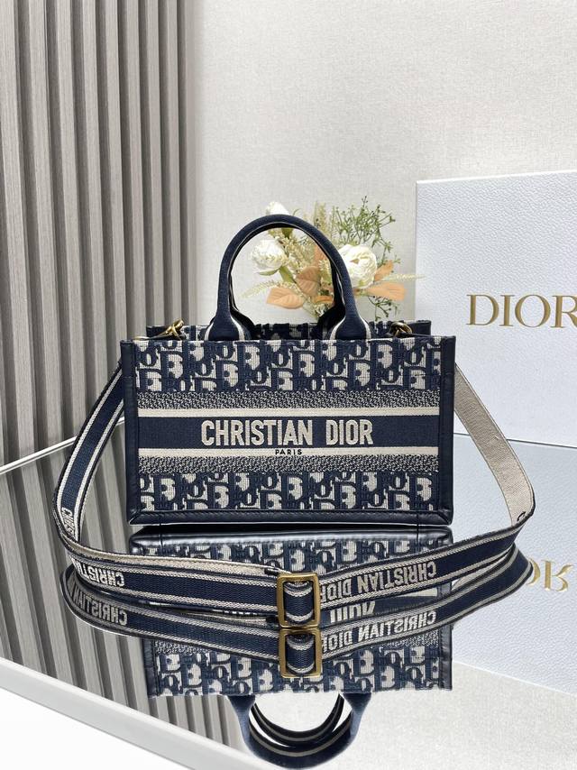 正品级 ，高版本 Dior迷你 BOOK TOTE 手袋 附肩带 布拼皮 这款迷你尺寸手袋是二零二四早春系列的新品，由玛丽亚 嘉茜娅 蔻丽 Maria Graz