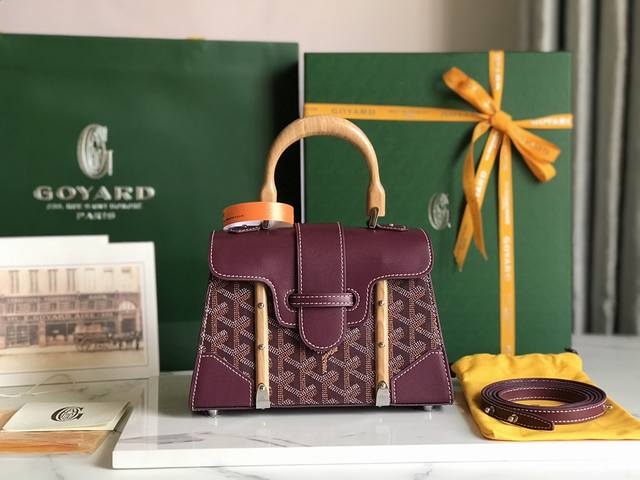 正品级 配原版盒 Goyard Sagon包于二十世纪三十年代问世，继推出柔软版Sagon迷你包后，Goyard推陈出新，坚持对创意的不断追求与突破，塑造了全新