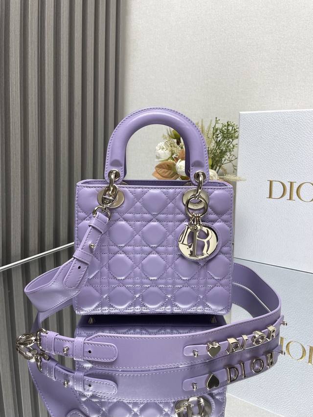 正品级 Lady Dio.r My ABC 紫色羊皮 四格羊皮 这款手袋集中体现了Dio.r 对典雅和美丽的深刻洞见。采用小羊皮皮革精心制作，以标志性的藤格纹针