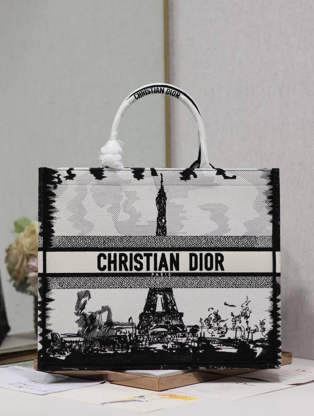 正品级 ，高版本 埃菲尔铁塔奶白色 大号 Dior book tote 购物袋 这款Book Tote手袋灵感来自女装创意总监玛丽亚 嘉茜娅 蔻丽 Maria