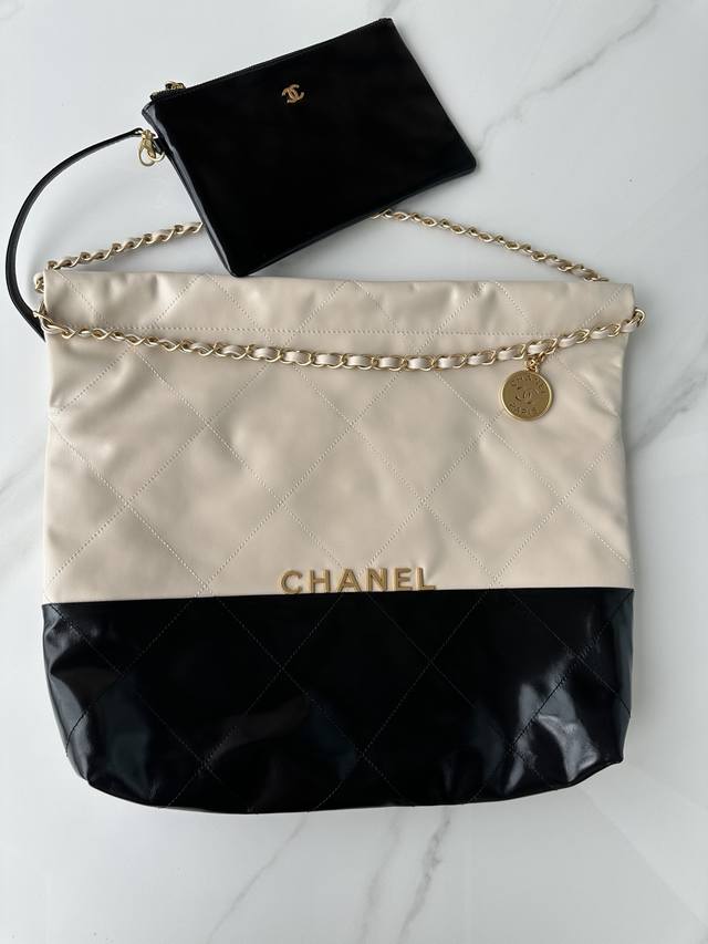 正品级 品牌:Chanel型号:AS3261配皮拼接 五金简介:原单质量，经典之作，华丽与气质的前沿，是你意想不到的尊贵。皮种:原单进口牛皮，里配原版布。五金: