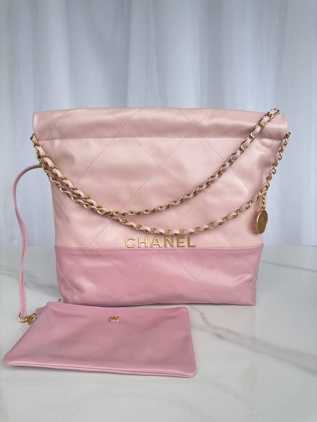 正品级 品牌:Chanel型号:AS3260配皮拼接 简介:原单质量，经典之作，华丽与气质的前沿，是你意想不到的尊贵。皮种:原单进口牛皮，里配原版布。五金:原版