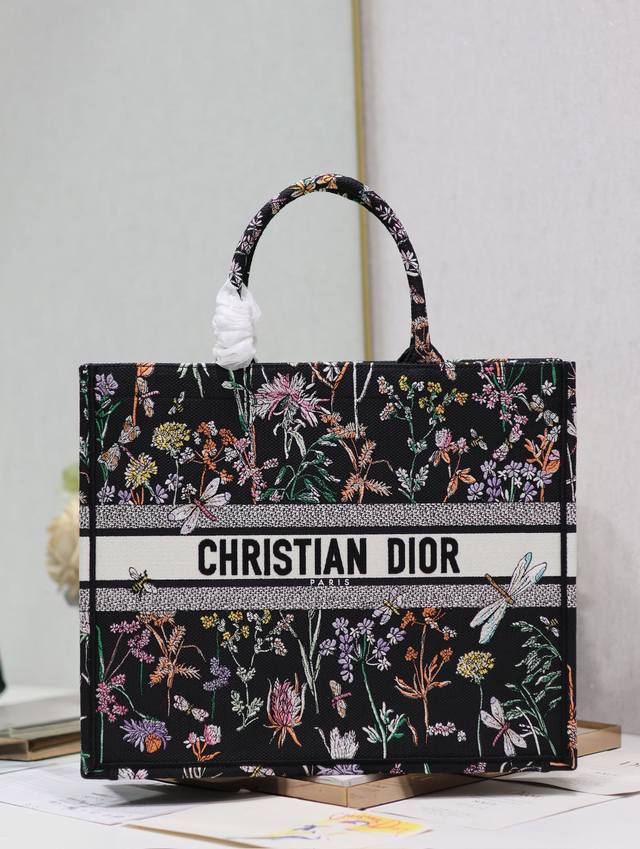 正品级 ，高版本 黑蜻蜓大号 Dior book tote 购物袋 这款Book Tote手袋灵感来自女装创意总监玛丽亚 嘉茜娅 蔻丽 Maria Grazia