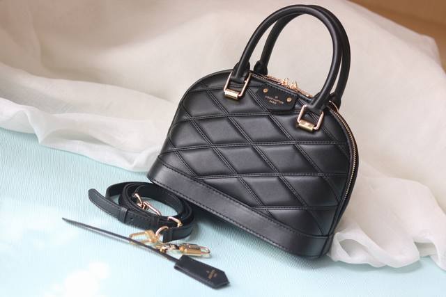顶级原版品质M23666黑色菱格 全皮贝壳包系列 Alma BB 贝壳手袋 Nicolas Ghesquière 为旅行箱的经典菱形绗缝图案泼洒色彩，设计出这款