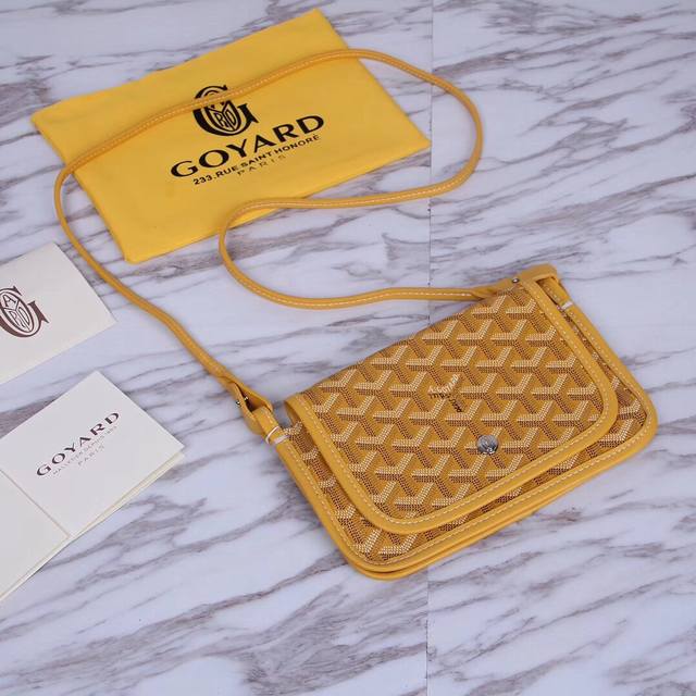 批 goyard 戈雅 三层包出货～别看它外观干瘪小小的其实超能装的 一共3个小口袋＋背面还有个插袋＋其中2个口袋里还各有一个卡槽 非常轻便的款式 随身出街特别