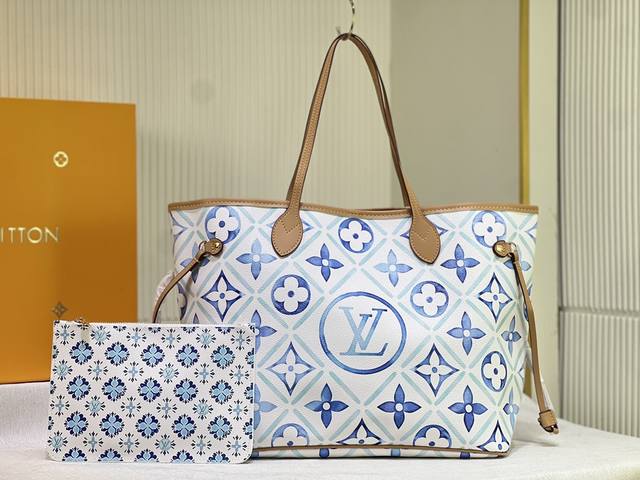 M24317 M40995 本款 Neverfull 中号手袋选用 Monogram Tiles 帆布塑造托特包构型，再以皮革饰边勾勒顶部与手柄轮廓。中央 LV