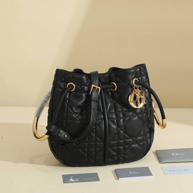 顶级原单，这款 dior nolita 手袋是二零二四秋季成衣系列新品，以时尚高雅的廓形重新诠释 dior 的现代优雅气质。采用黑色皮革精心制作，饰以蓝布配牛皮