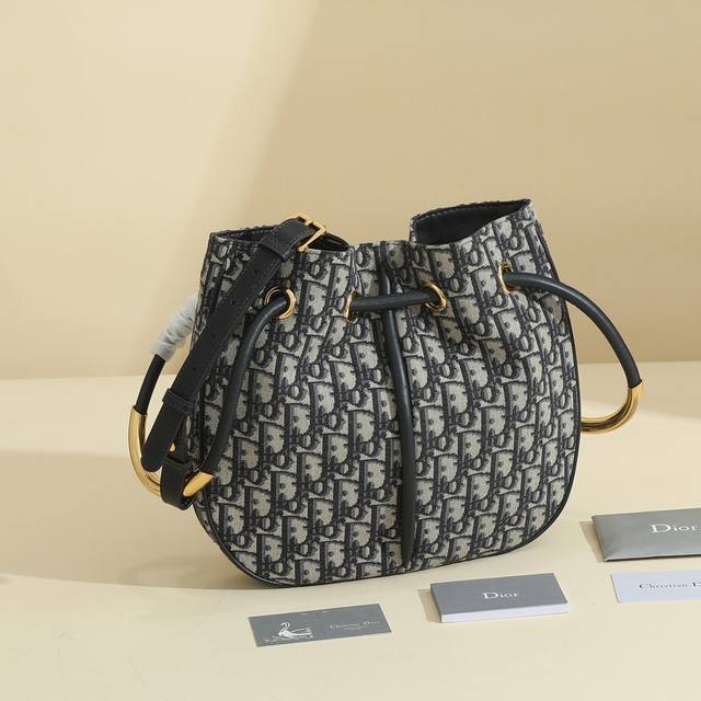 顶级原单，这款 dior nolita 手袋是二零二四秋季成衣系列新品，以时尚高雅的廓形重新诠释 dior 的现代优雅气质。采用蓝布配牛皮革精心制作，饰以蓝布配